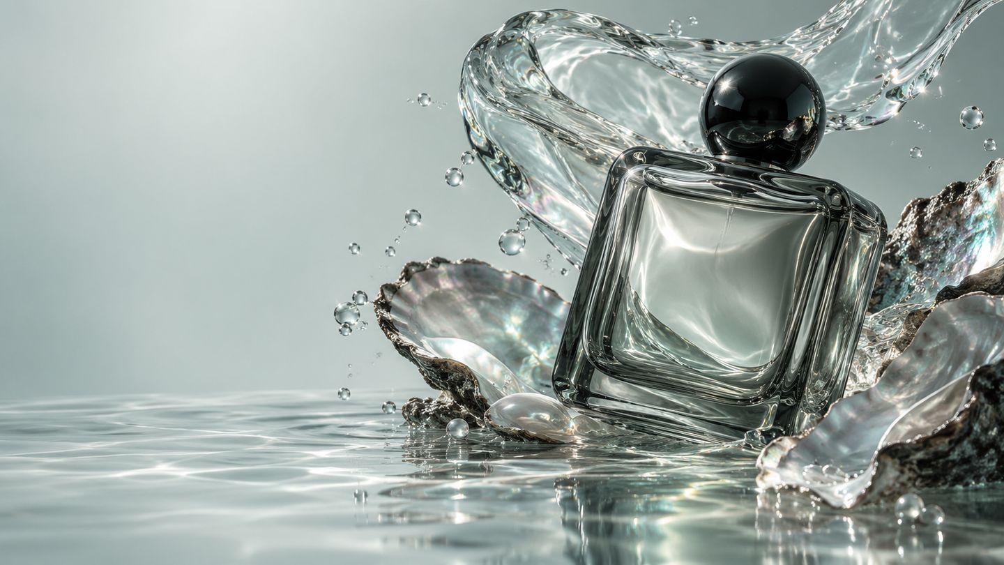 Frasco escultórico de perfume en vidrio, agua suspendida y fragmentos de nácar.
